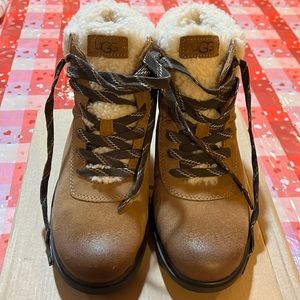 BRAND NEW!! UGG Harrison Cozy Lace Boots